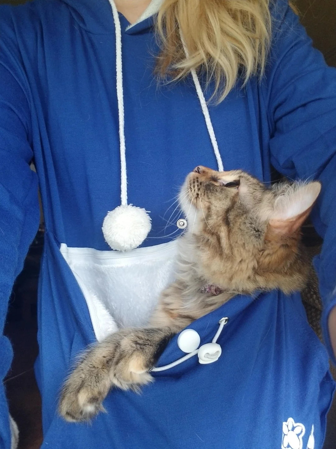 Comfy & Convenient: Cat Carrier Hoodie with Pouch for Travel